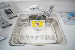 大きなお鍋も楽々洗える幅の広いシンクです＾＾ステンレスシンクなので簡単にお掃除できますよ。洗剤やスポンジもすっきりできる収納付き。