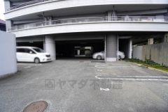 敷地内駐車場有。 大きな荷物や小さなお子様がいる場合でも、スムーズに乗り降りや荷物の搬入出ができます。空き状況はお問い合わせ下さい。