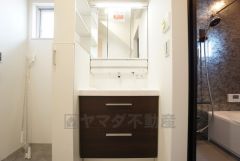 三面鏡にハンドシャワー付きで使いやすい洗面台です＾＾鏡裏と洗面ボウル下に収納付きの洗面台なので、整理整頓ができスッキリと使えます＾＾ 