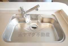 大きなお鍋も楽々洗える幅の広いシンクです＾＾ステンレスシンクなので簡単にお掃除できますよ。洗剤やスポンジもすっきりできる収納付き。