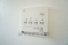 浴室暖房乾燥機には、暖房、乾燥、涼風、換気の4つの機能が付いています。タイマー付きです。換気・雨の日の洗濯も安心です＾＾