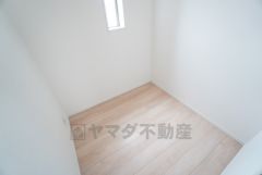 2階5.7帖洋室。 主寝室には2帖のテレワークルーム完備。 在宅勤務が増えたご家庭でも、家族の時間と仕事時間を両立しやすい環境です。 もちろん、収納としてもご利用いただけます＾＾