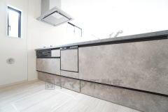 対面式キッチンなのでリビングにいるご家族とコミュニケーションを取りながら洗い物や、お料理が楽しめそうですね＾＾