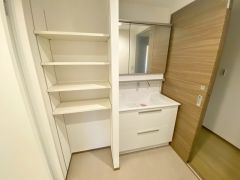 三面鏡付きの洗面化粧台で、身支度もしやすい使い勝手の良い空間です＾＾ 横には可動棚もあり、タオルや洗剤、着替えなどをすっきり収納できます＾＾