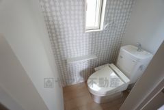 温水洗浄機付トイレです。トイレは2ヶ所設けられているので、来客時にも気兼ねなく使えますね。