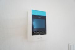 防犯はもちろん、セールスマン対策にもなるモニター付きインターホンです。お子さん1人での留守番時にも活躍しそうです。