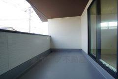 幅広のインナーバルコニーは急な雨から洗濯物を守りやすく、眩しすぎる日差しも和らげます。