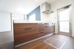対面式キッチンなのでリビングにいるご家族とコミュニケーションを取りながら洗い物や、お料理が楽しめそうですね＾＾
