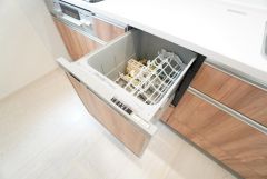 食事の後の手間を解消する食器洗い乾燥機付。冬場の洗い物で手荒れの悩みもなくなります。手洗いよりも節約できて便利。