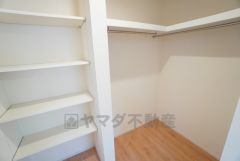 寝室には可動棚とウォークインクローゼットが一体となった収納スペース有。衣類はもちろん、バックや小物まで無駄なく整理できる使い勝手の良い設計です＾＾