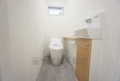 1階2階の2ヶ所にトイレがありますので、忙しい朝にも家族に気を使わず、ゆとりが生まれますね＾＾ 小窓付きで換気する時に便利です＾＾手洗いスペースも付いています＾＾