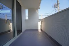 幅広のインナーバルコニーは多少の雨でも洗濯物を守ってくれ、家事を助けてくれること間違いなし。眩しすぎる日差しも和らげます。