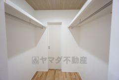 1階にはファミリークロークが付いています。お出かけ前のコーディネートチェックや、アウターやカバン、帽子など帰宅後すぐに収納できます＾＾リビングからも玄関ホールからも出入りできます＾＾