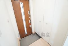 採光も考えられた明るい玄関です。たっぷり収納できるシューズボックス付きなので、家族全員の靴がきれいに整頓できます。