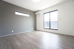 8帖。主寝室としてお使いいただけそうなこちらのお部屋は、日当たりが良く、爽やかな風を感じて起きる朝は、快適生活の始まりに。