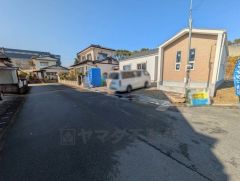 3方道路に面しており、開放感が得られます。 また、日差しが入りやすく、家の奥まで明るくなるのが嬉しいポイントです＾＾ 