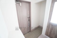 採光も考えられた明るい玄関です。たっぷり収納できるシューズボックス付きなので、家族全員の靴がきれいに整頓できます。