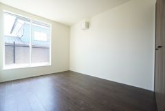 6帖。主寝室としてお使いいただけそうなこちらのお部屋は、日当たりが良く、爽やかな風を感じて起きる朝は、快適生活の始まりに。