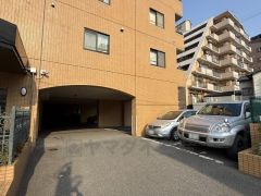 敷地内に駐車場あります＾＾ 10，000～14，000円/月。最新の空き状況はお問合せください。