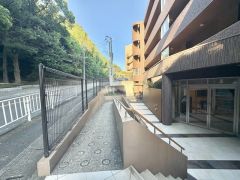 エントランス前にスロープがあり、ベビーカー・車椅子に対応可能。 快適性と安全性に配慮したバリアフリー設計です＾＾