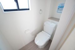 1階2階の2ヶ所にトイレがありますので、忙しい朝にも家族に気を使わず、ゆとりが生まれますね＾＾ 小窓付きで換気する時に便利です＾＾