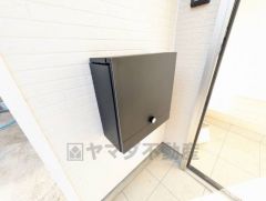 郵便受けは大きめの郵便物もすっぽり入る大きさです＾＾