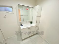 三面鏡裏収納付き洗面化粧台です＾＾ 歯磨きセットやスキンケア用品などの収納に便利ですね。 生活感も隠すことができ、来客時にも安心です。