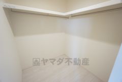 寝室にはハンガーパイプ付きのウォークインクローゼットが設けられています。たっぷり収納できるので衣替えの心配もいりませんね＾＾