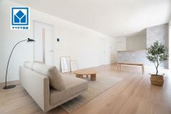家具はイメージです。リビングは広々とした設計で、家族が集い、寛ぐ暮らしの空間を演出しています。思い思いの時間を過ごしたり、家族みんなで食事をしたり、素敵な団らんの場になりますね。