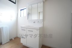 三面鏡裏収納付き洗面化粧台です＾＾ 歯磨きセットやスキンケア用品などの収納に便利ですね。ランドリースペース上部には窓も付いており換気に便利です＾＾