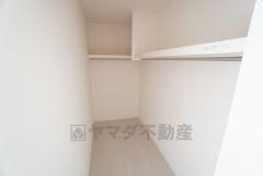 洋室にはハンガーパイプ付きのウォークインクローゼットが設けられています。たっぷり収納できるので衣替えの心配もいりませんね＾＾