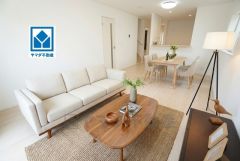 家族が集まる開放的なリビング。思い思いの時間を過ごしたり食事をしたり、素敵な団らんの場になりますね。家具はCGによるイメージ画像