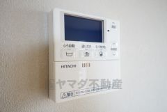 同仕様写真。現況と異なる場合は現況優先となります。 おいだき機能つきなのでお風呂に入る時間が異なるご家庭には嬉しいですね。ボタン一つで快適で便利な生活が＾＾