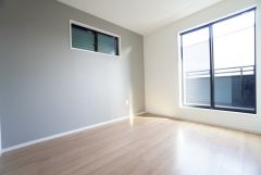 主寝室としてお使いいただけそうなこちらのお部屋は、日当たりが良く、爽やかな風を感じて起きる朝は、快適生活の始まりに。