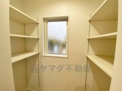 キッチン横に広々としたパントリー付き＾＾