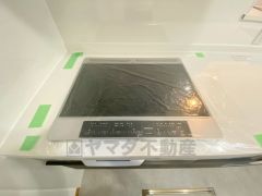 お手入れのしやすいIHクッキングヒーターです。3口コンロなので、効率よくお料理が楽しめます。毎日のお料理も楽しくなりますね＾＾