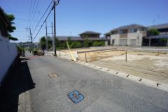 前面道路は南西側約4.25ｍの公道に面しています。