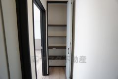 1階廊下収納。生活用品のストックやお子様の遊び道具などの収納場所としても重宝しますね。