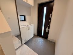 ご家族の靴をスッキリと片付けられるシューズボックス付きの玄関です＾＾スッキリと片付いた玄関は気持ちがいいです。