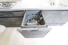 炊事時間を大幅に短縮できる食器洗浄乾燥機付き＾＾食器を洗う手間が減るので家族とのコミュニケーションの時間や自分の時間が増えますね。