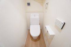 温水洗浄機付トイレです。節水機能もあるので、安心して使えますね。もちろん、1階2階の2ヶ所にトイレがあるので、忙しい朝にもゆとりができますね。
