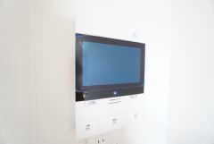 オートロックとモニター付きインターホン装備で女性やお子様も安心。充実のセキュリティで暮らしをサポートします。
