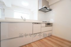 収納も、作業スペースも広々と設けられた使いやすいシステムキッチンです＾＾