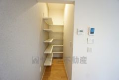 キッチン横に広々としたパントリー付き＾＾食料品はもちろん長期保存ができるもの、調理器具、防災グッズを入れておくのもいいですね。 