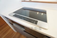 お手入れのしやすいIHクッキングヒーターです。3口コンロなので、効率よくお料理が楽しめます。毎日のお料理も楽しくなりますね＾＾ 