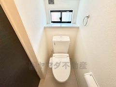 温水洗浄機付トイレです。節水機能もあるので、安心して使えますね。もちろん、1階2階の2ヶ所にトイレがあるので、忙しい朝にもゆとりができますね。
