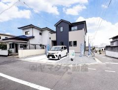 角地なので、開放感が得られます。 また、日差しが入りやすく、家の奥まで明るくなるのが嬉しいポイントです。 