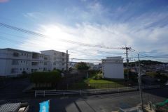 目の前に日差しを遮る建物がないので、日当たり＆風通し良好です＾＾心地よい自然の光や風を感じることができ、ほどよく開放感のある空間がつくれます。