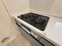 3種類の料理が同時に調理できる、3口ガスコンロ。忙しい夕食の支度時間が短縮できて効率よくお料理が楽しめます。