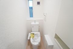 清潔感のある使い勝手の良いトイレで、毎日気持ちよくお使いいただけます。温水洗浄便座付きで、季節を問わず快適にご利用いただけます＾＾小窓付きで換気に便利＾＾